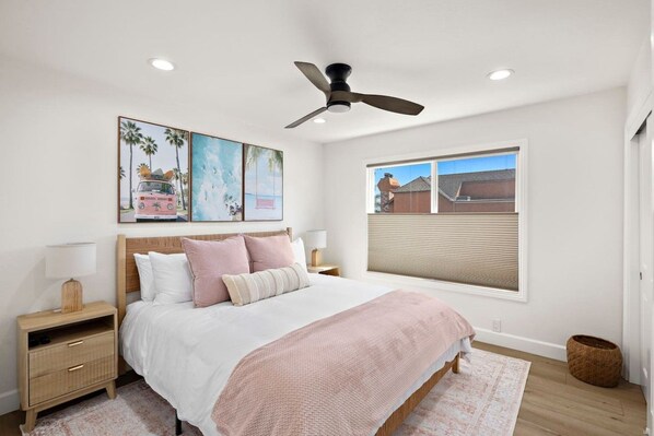 Desk, travel crib, WiFi (free), bed sheets - Sleeps 10 · Rooftop Deck + Fire Pit · Walk to Beach · Sunset on Second HB (Huntington Beach)