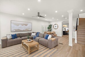 Smart TV, fireplace, books - Sleeps 10 · Rooftop Deck + Fire Pit · Walk to Beach · Sunset on Second HB (Huntington Beach)