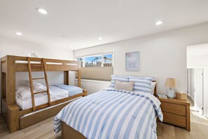 Desk, travel crib, WiFi (free), bed sheets - Sleeps 10 · Rooftop Deck + Fire Pit · Walk to Beach · Sunset on Second HB (Huntington Beach)