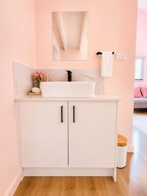 Unclassified image, 3 of 7, button - Pink vineyard loft cottage, McLaren Vale (Blewitt Springs)