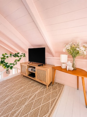Unclassified image, 4 of 7, button - Pink vineyard loft cottage, McLaren Vale (Blewitt Springs)