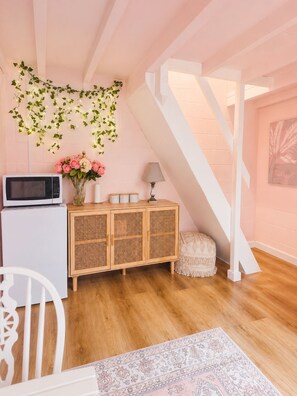 Unclassified image, 5 of 7, button - Pink vineyard loft cottage, McLaren Vale (Blewitt Springs)