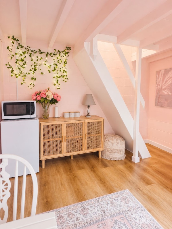 Unclassified image, 1 of 7, button - Pink vineyard loft cottage, McLaren Vale (Blewitt Springs)
