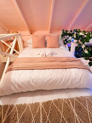 Unclassified image, 2 of 7, button - Pink vineyard loft cottage, McLaren Vale (Blewitt Springs)