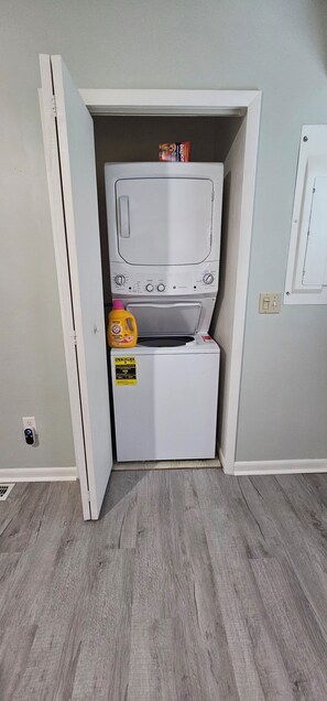 Interior - 2-bedroom townhome in lovely Chincoteague with AC comfort (Chincoteague)