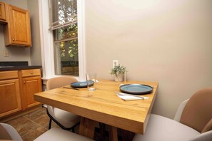 Dining - Newly furnished 2BR Apt-Walkable + Near hospitals & universities + Ample Parking (Cincinnati)