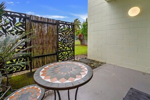 Garden - Bright 2-Bed Apartment Near Cairns Esplanade (Cairns North)