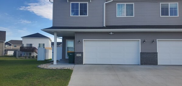 Exterior - Cozy TwinHome (West Fargo)