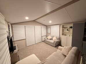 Un dormitorio con cama, sofá, armario y radiador.