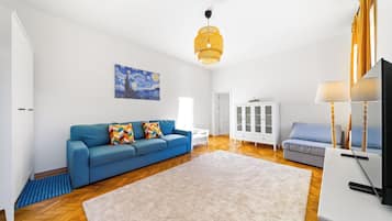 Dormitor spațios și luminos, cu view superb spre Tâmpa. Canapea exensibilă pentru două persoane, canapea extensibilă pentru o persoană, smart TV și culori vii.Oferim pătuț pentru copii la cerere.Ideal pentru cupluri sau familii în căutare de confort.
