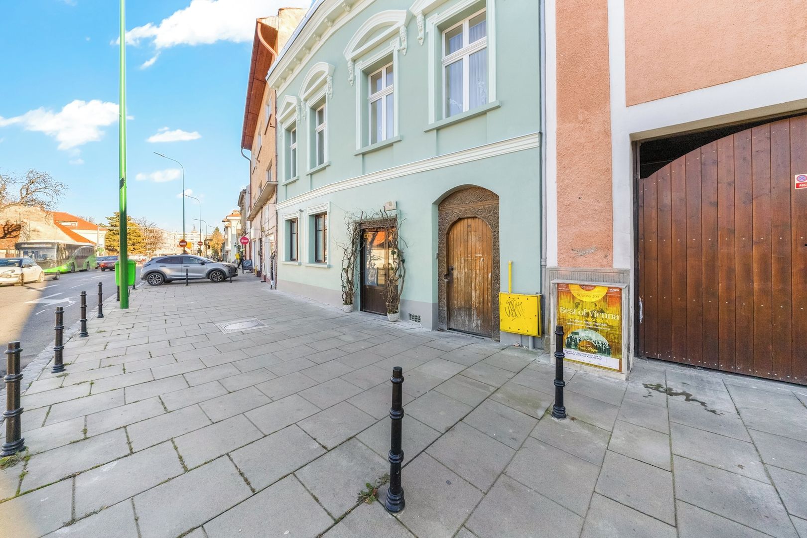 Bine ați venit la Brassovia Hideaway – refugiul dumneavoastră rafinat, situat în inima istorică a Brașovului. Ascuns într-o curte liniștită de pe fermecătoarea Strada Iuliu Maniu, într-o casă neoclasică restaurată cu grijă.