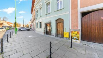 Bine ați venit la Brassovia Hideaway – refugiul dumneavoastră rafinat, situat în inima istorică a Brașovului. Ascuns într-o curte liniștită de pe fermecătoarea Strada Iuliu Maniu, într-o casă neoclasică restaurată cu grijă.