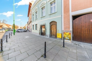 Bine ați venit la Brassovia Hideaway – refugiul dumneavoastră rafinat, situat în inima istorică a Brașovului. Ascuns într-o curte liniștită de pe fermecătoarea Strada Iuliu Maniu, într-o casă neoclasică restaurată cu grijă. - Brassovia Hideaway 6B w Netflix (Brașov)
