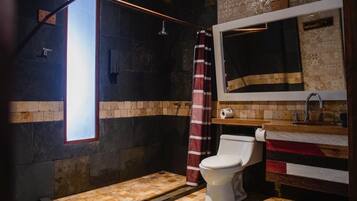 Un baño con ducha, inodoro y lavamanos.
