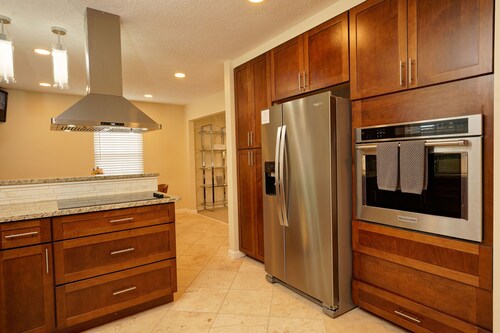 Luxury Living, King Bed, 6 TV's, Minutes from Casino