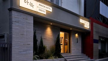 Entrada de un hotel con un cartel que indica Anook Hotel y Daegu.