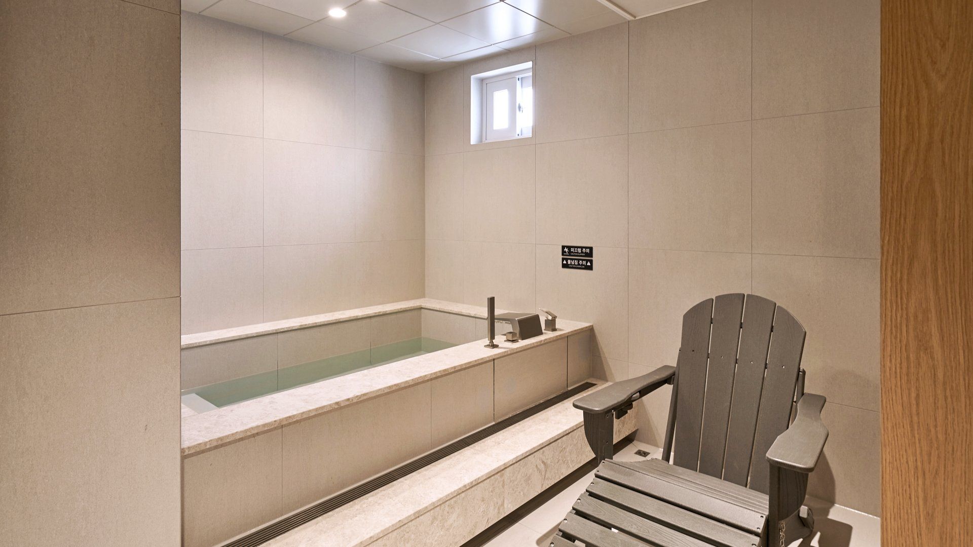 Private spa tub
