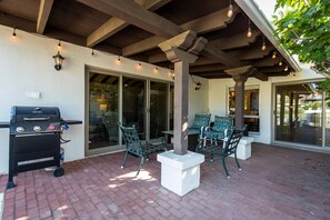 BBQ grill and outdoor seating just off of the living room. - Dorado Escape | Golf Course Front | Community Pool | Tucson (Tucson)