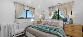 Entire Private House with 4 Beds, Jet Tub, Mountain View, 2500 sqft, Garage