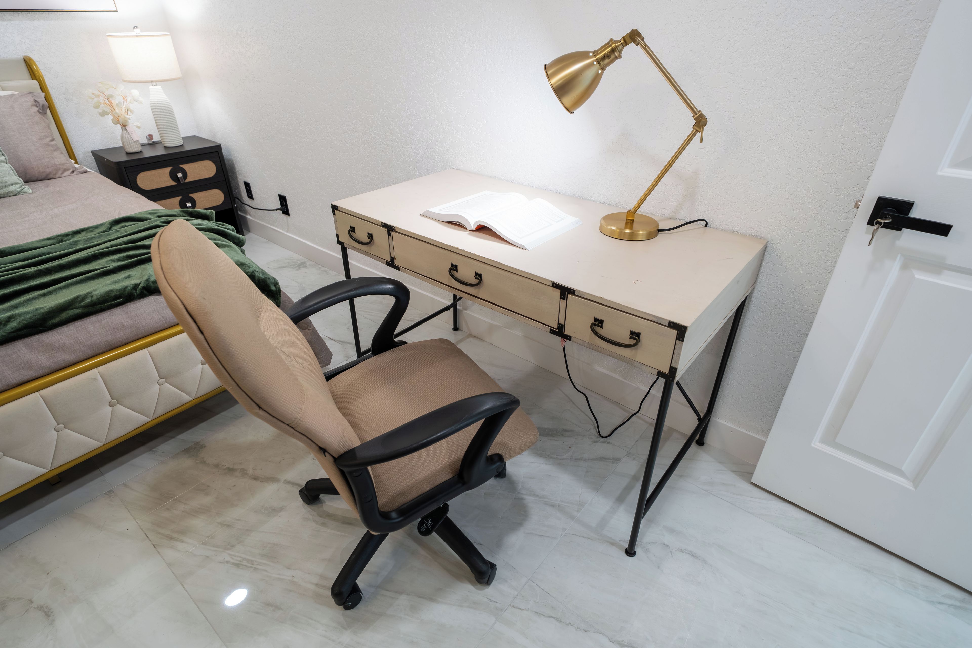3 bedrooms, desk, iron/ironing board, WiFi (free)