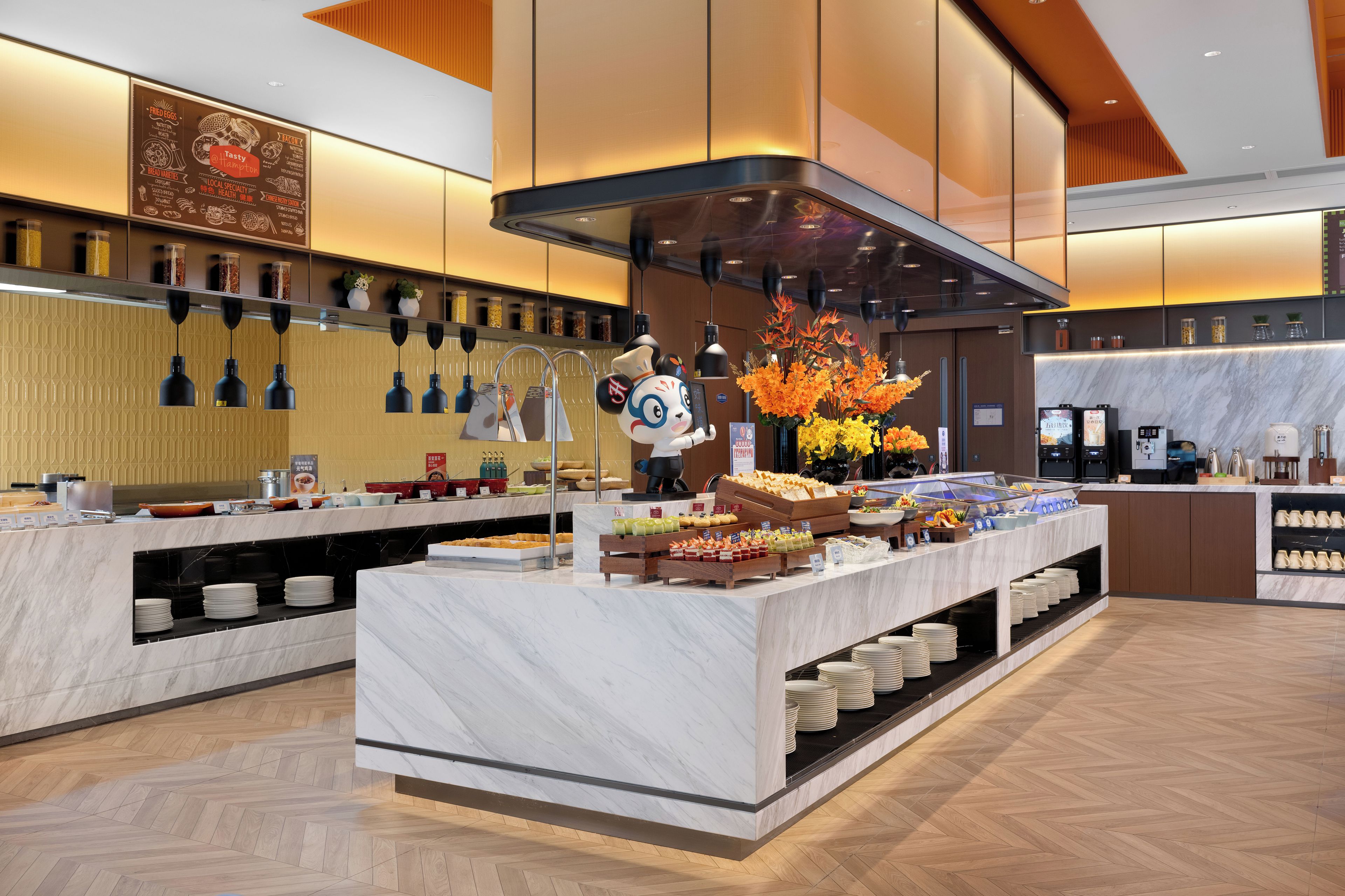 Un moderno montaje de buffet con una variedad de alimentos y un elemento decorativo central.