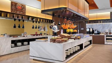 Un moderno montaje de buffet con una variedad de alimentos y un elemento decorativo central.