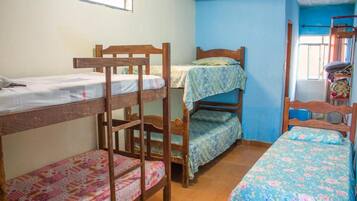 Un dormitorio con literas, una ventana y una escalera para acceder a una litera.