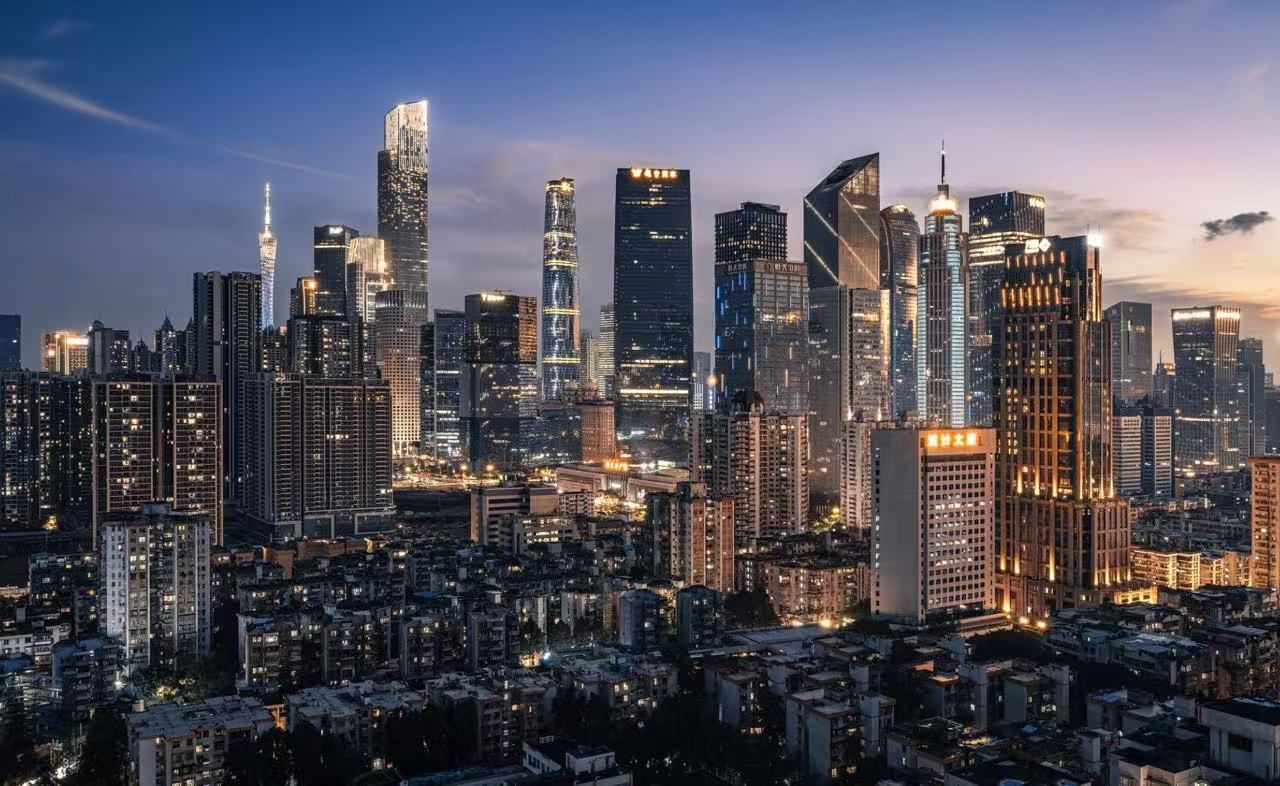 Un paisaje urbano con rascacielos y una densa edificación.