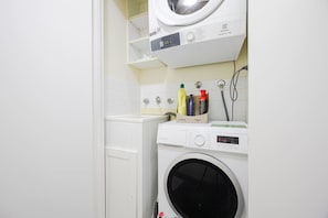 Interior - 2BR + Free Parking | Sleeps 8 | Near Train & Shops (Ultimo)