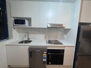 Private kitchen - 2BR + Free Parking | Sleeps 8 | Near Train & Shops (Ultimo)
