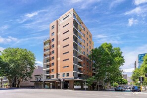 Exterior - 2BR + Free Parking | Sleeps 8 | Near Train & Shops (Ultimo)
