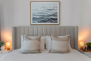 A bed with a headboard, two bedside lamps, and a framed picture above. - The Southbank King - Pool, Gym and Tram, near CBD (Southbank)