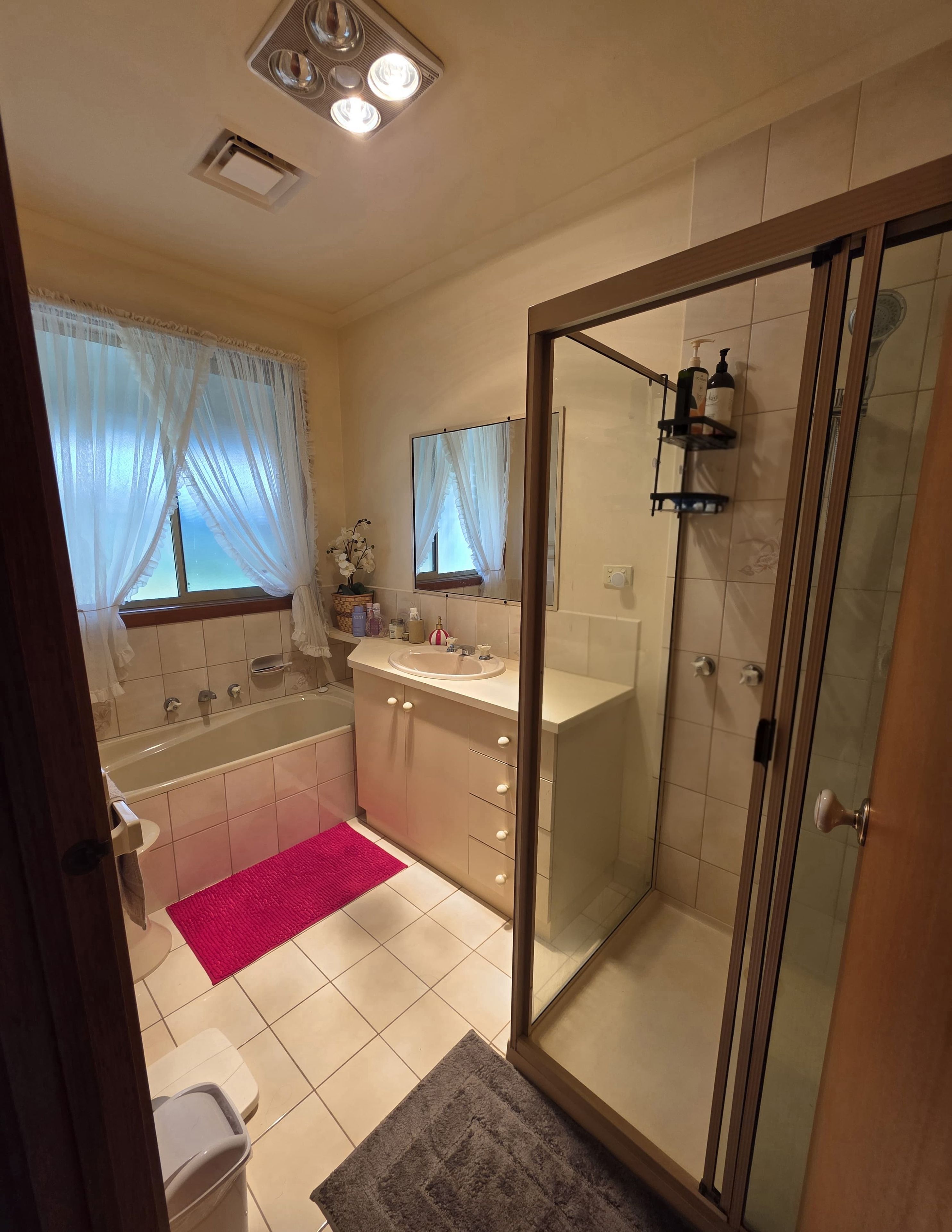 Ein Badezimmer mit Badewanne, Dusche, Toilette und Waschbecken.