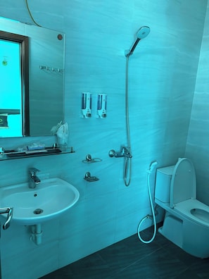 A modern bathroom with a sink, toilet, and shower. - HOANG LONG 1 HOTEL (Hanoi)