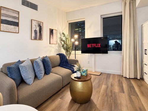 Modern Manhattan Condo Near Times Square