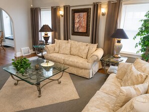 Unclassified image, 3 of 41, button - Spacious Group Retreat 4BR + Bunk Room, Sleeps 12, 2 Living Rooms, Fenced Yard (South Beloit)