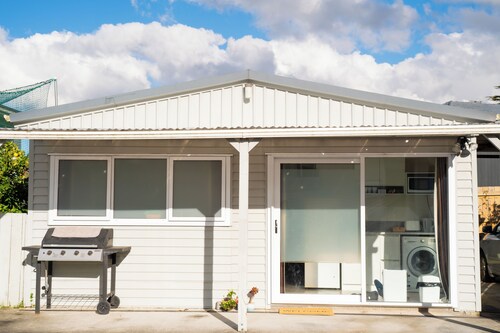 self contained 2 bedroom unit near airport and botanic garden welcome dinner