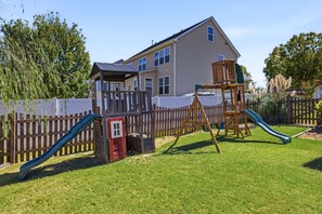 Children’s area - Suburban Garden Retreat 2 Miles to Downtown, 2 Suites, Office, Patio, Playset (Holly Springs)