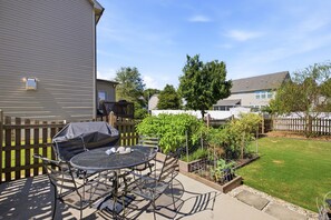 Outdoor dining - Suburban Garden Retreat 2 Miles to Downtown, 2 Suites, Office, Patio, Playset (Holly Springs)