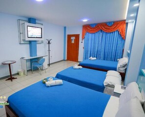 Triple Room | Desk, laptop workspace, iron/ironing board (on request), WiFi (free) - Hotel Marques Amazonico (Nueva Loja)