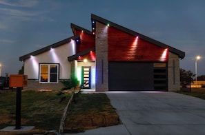 A modern two-story house with a garage, a well-maintained lawn, and a mailbox. - Spacious New 4-bedroom light-house in perfect Dallas with Resort style living. (Dallas)