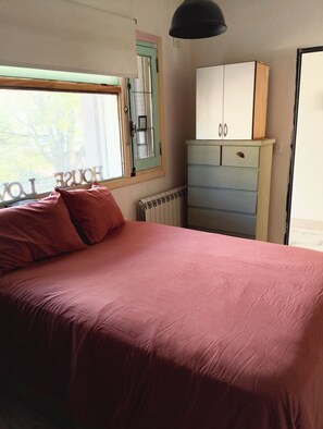 A bedroom with a bed, a dresser, a radiator, and a window with curtains. - La calidez de un hogar con excelente ubicación Beccar, san Isidro (Beccar)