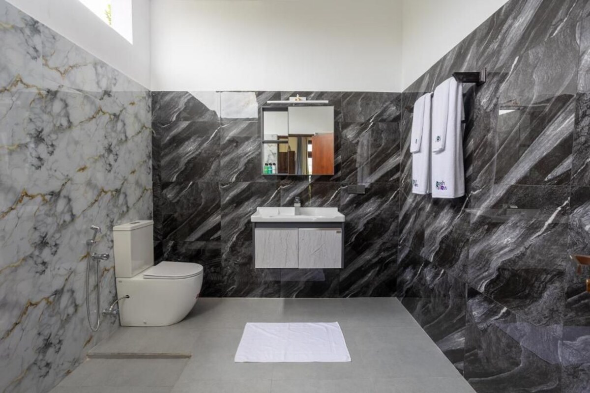 Deluxe-Doppelzimmer, Balkon, Poolblick | Badezimmer
