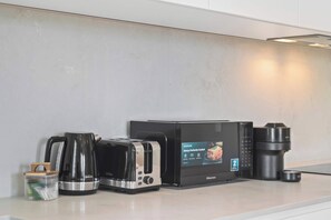 Eine Küche mit Kaffeemaschine, Toaster und Espressomaschine.