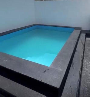 A rectangular swimming pool with a dark border. - Moderna y Elegante Casa  (Ciudad Apodaca)