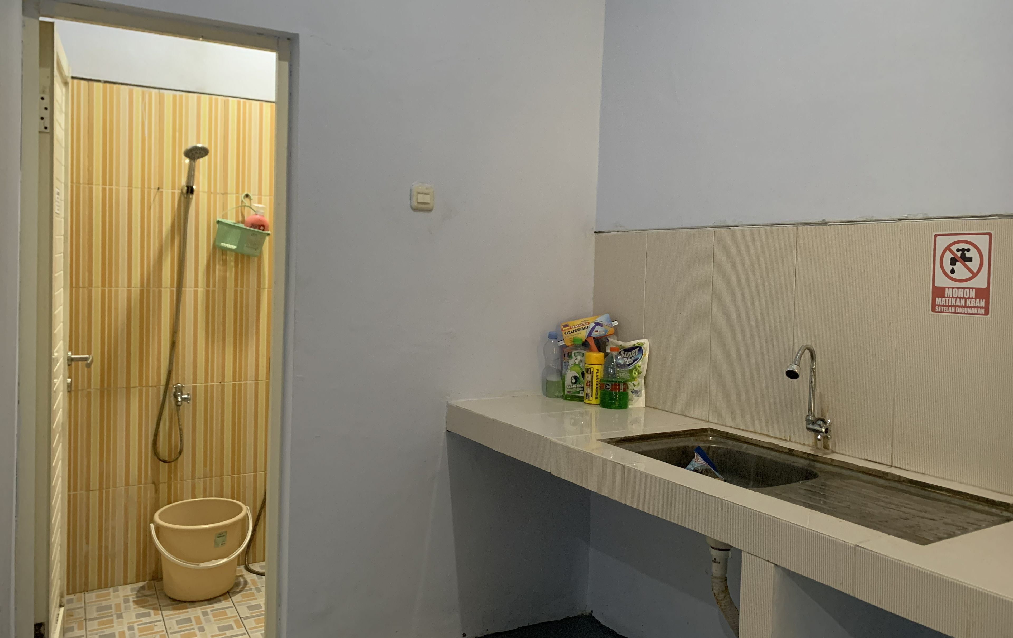 Ein Badezimmer mit Dusche, Waschbecken und Toilette.