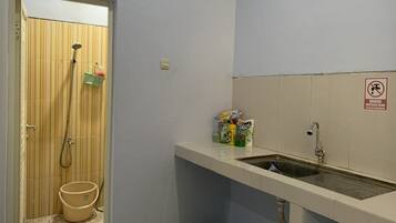Ein Badezimmer mit Dusche, Waschbecken und Toilette.