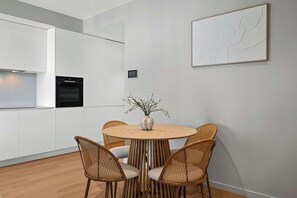 Eine moderne Küche mit weißen Schränken und einem eingebauten Backofen.