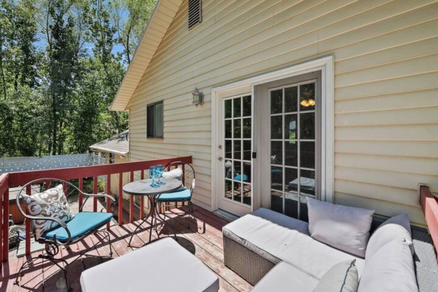 Une terrasse avec un espace salon extérieur, comprenant une table, des chaises et un canapé.