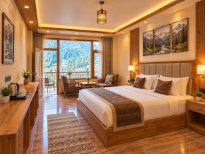 Une chambre d’hôtel avec un grand lit, un bureau avec une machine à café, une chaise, un balcon avec vue sur les montagnes et un tableau au mur.